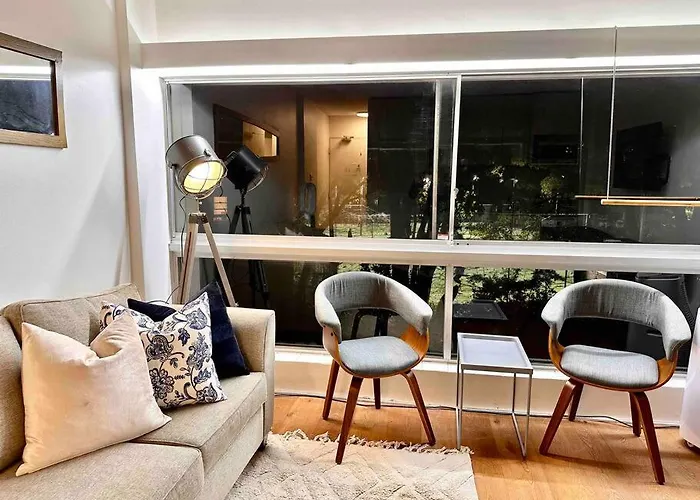 Lovely Refurbished 1 Bed Near Marina + Parking