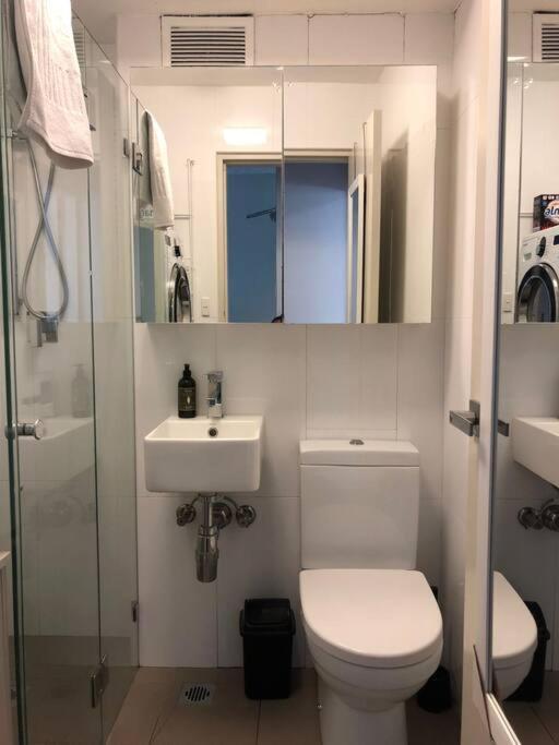 Lovely Refurbished 1 Bed Near Marina + Parking Apartment