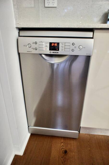 Apartment Lovely Refurbished 1 Bed Near Marina + Parking *