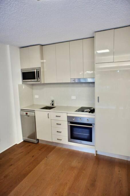 Lovely Refurbished 1 Bed Near Marina + Parking Apartment Sydney