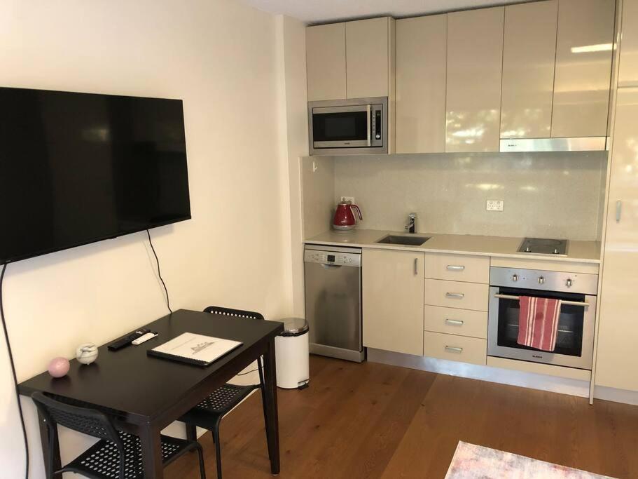 Apartment Lovely Refurbished 1 Bed Near Marina + Parking
