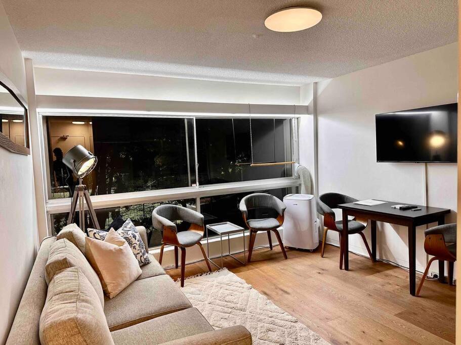 Lovely Refurbished 1 Bed Near Marina + Parking Apartment Sydney